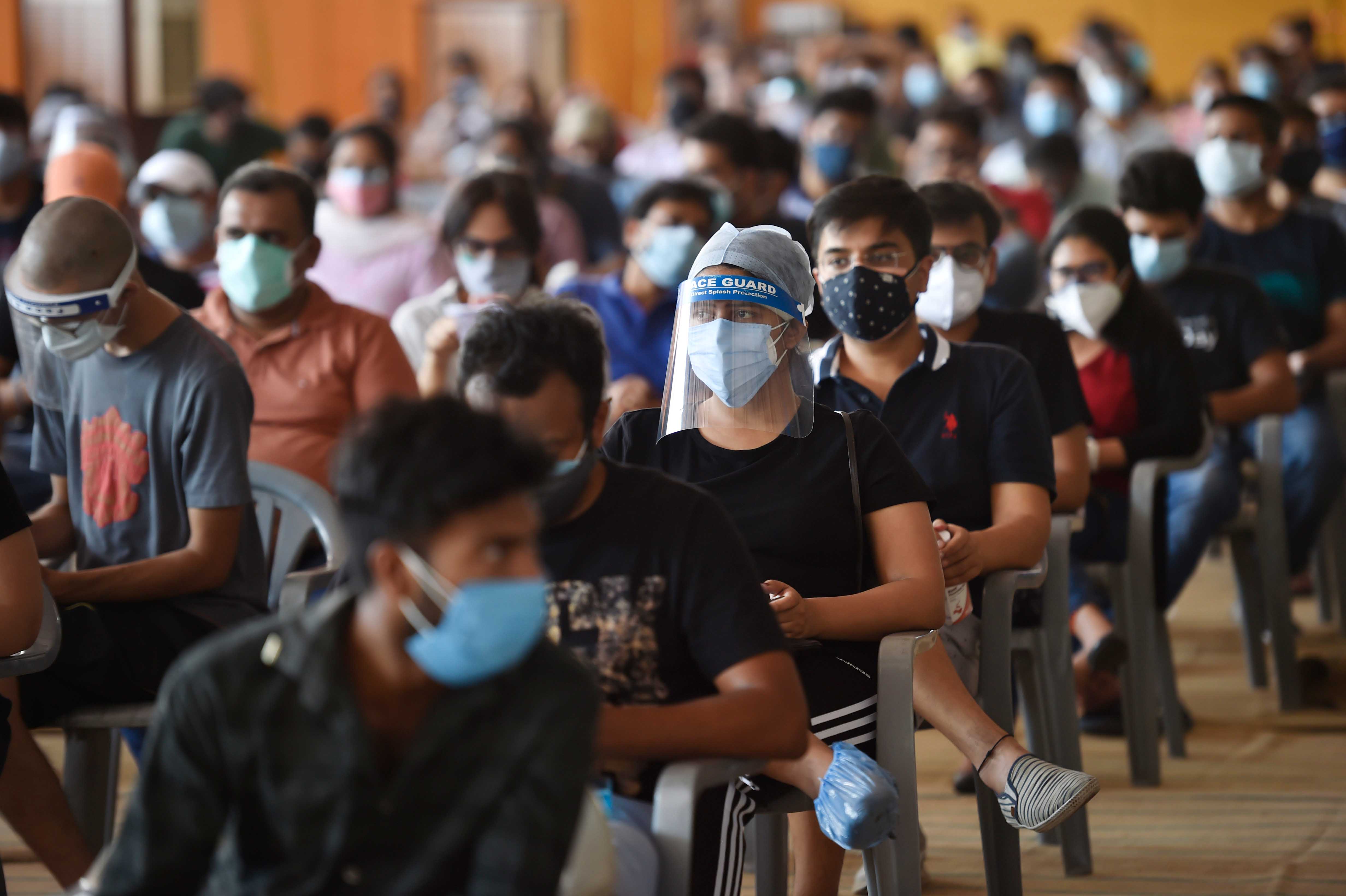 Người dân chờ tiêm vaccine Covid-19 tại một trung tâm tiêm chủng  ở New Delhi ngày 4/5 - Ảnh: Getty Images