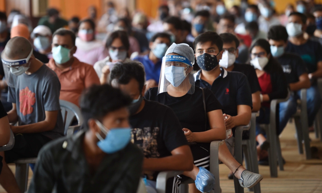 Người dân chờ tiêm vaccine Covid-19 tại một trung tâm tiêm chủng ở New Delhi ngày 4/5 - Ảnh: Getty Images