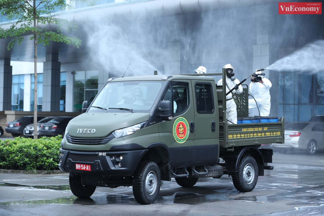 Lượng hóa chất đậm đặc được phun trên mặt đường nội bộ của bệnh viện.
