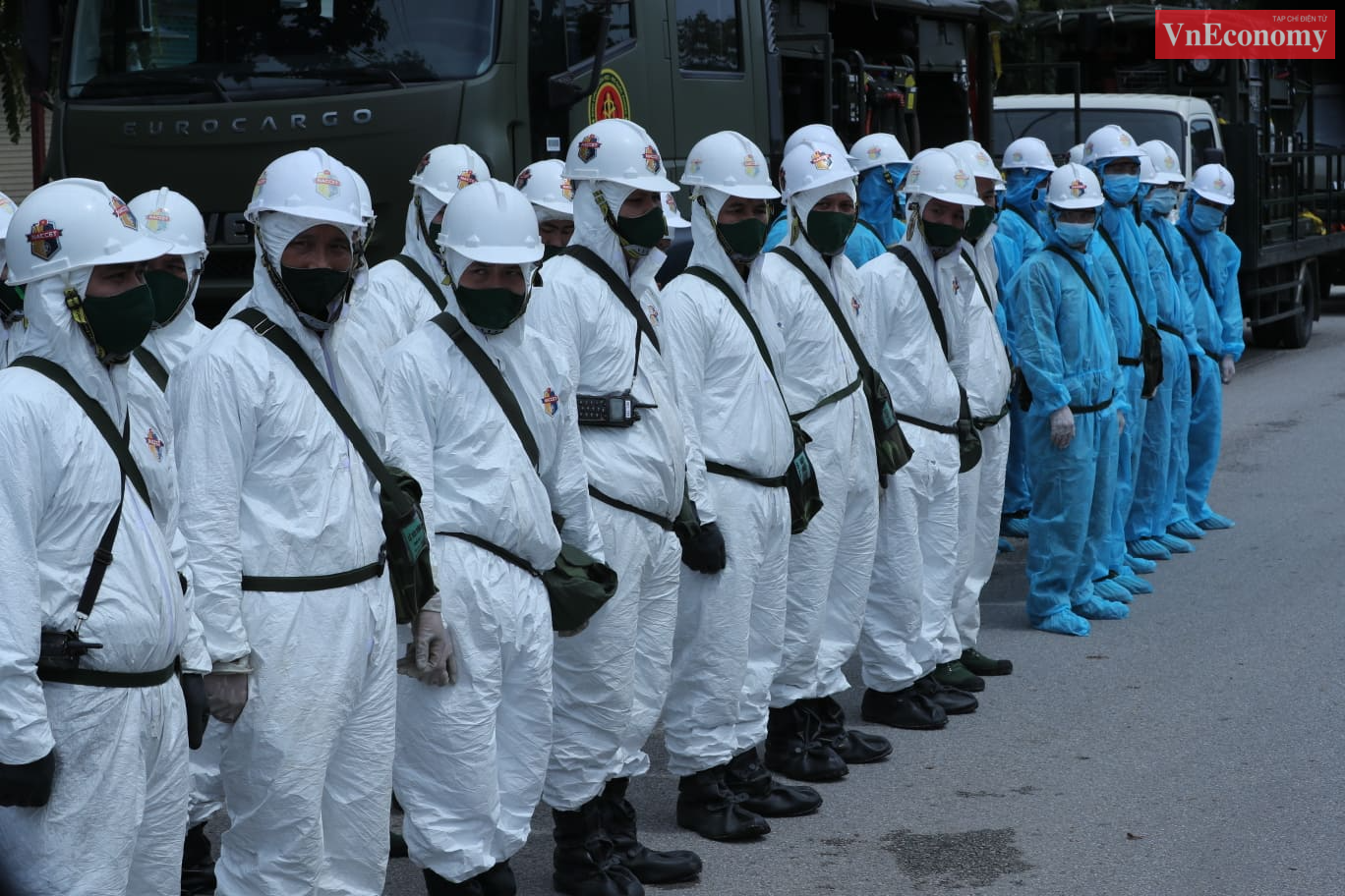 C&aacute;c chiến sỹ Binh chủng H&oacute;a học qu&aacute;n triệt nhiệm vụ trước giờ xuất ph&aacute;t.