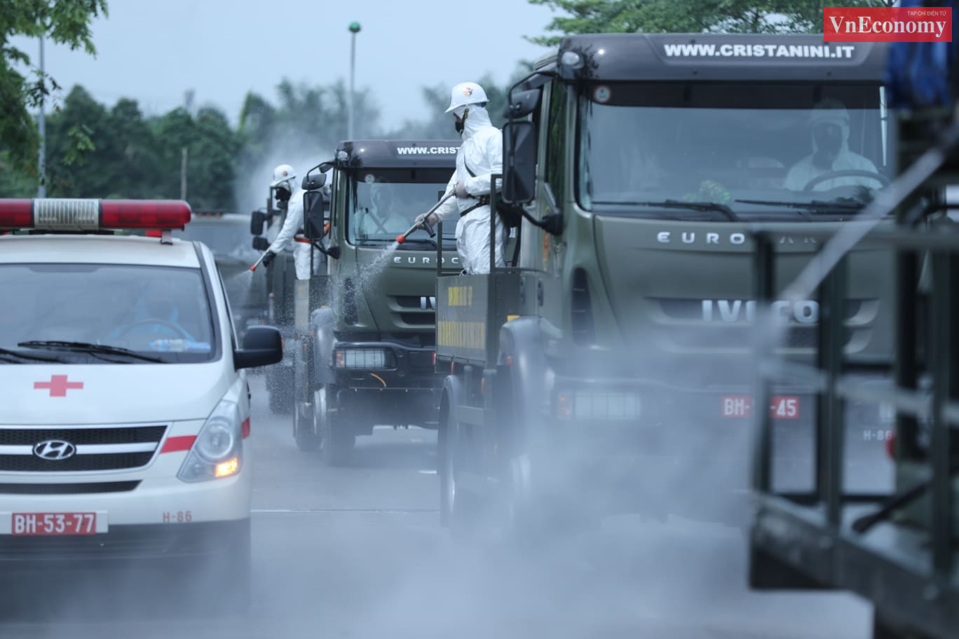 H&agrave;ng chục m&eacute;t khối h&oacute;a chất đ&atilde; được phun ra với mục đ&iacute;ch&nbsp; khử khuẩn cho khu vực n&agrave;y. &nbsp;