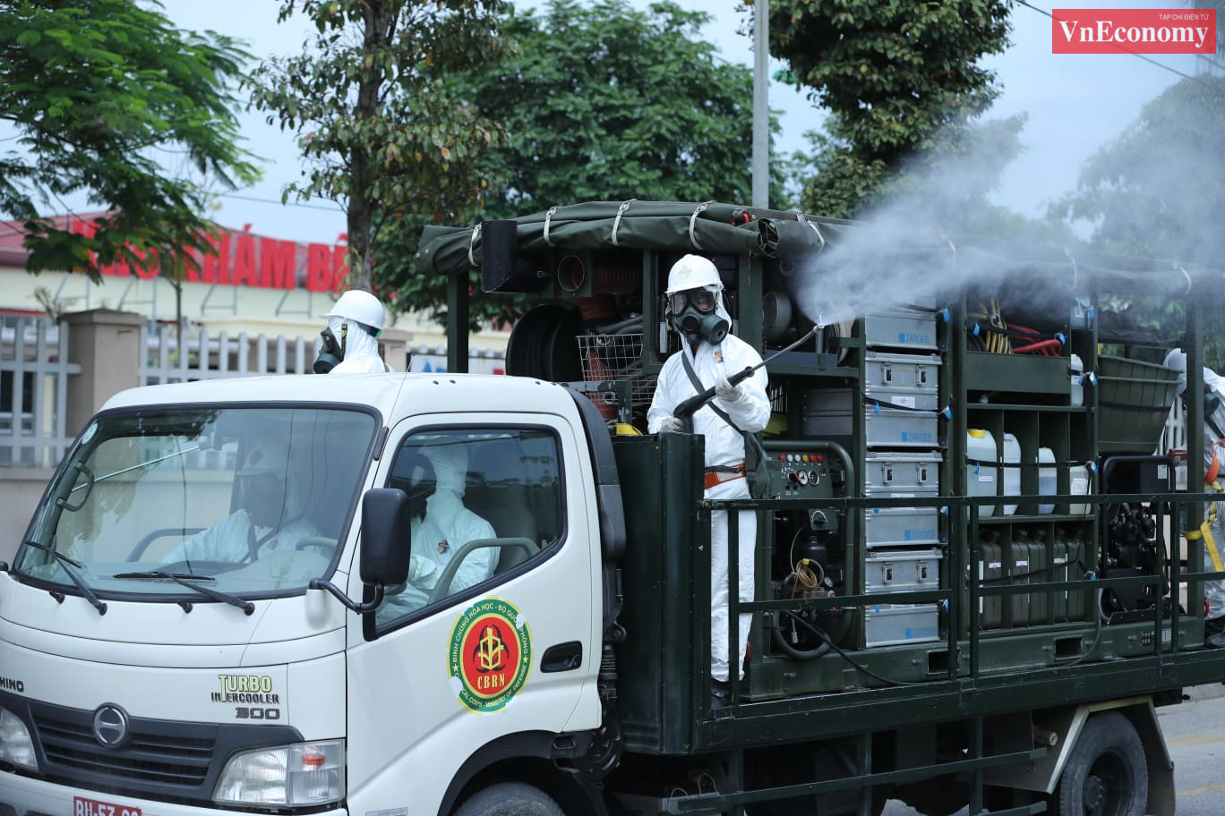 Lực lượng l&agrave;m nhiệm vụ được trang bị những trang thiết bị bảo hộ chống dịch mới nhất, c&oacute; chất lượng đảm bảo, được sử dụng theo đ&uacute;ng quy tr&igrave;nh ph&ograve;ng, chống dịch.