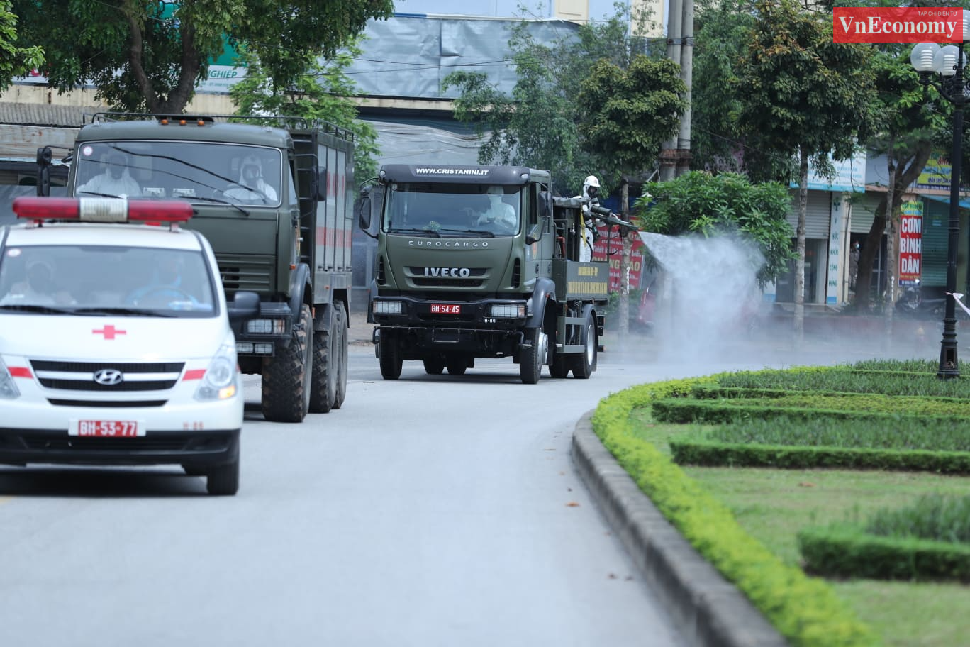 Xe chuy&ecirc;n dụng phun khử khuẩn c&aacute;c tuyến đường dẫn v&agrave;o bệnh viện.&nbsp;
