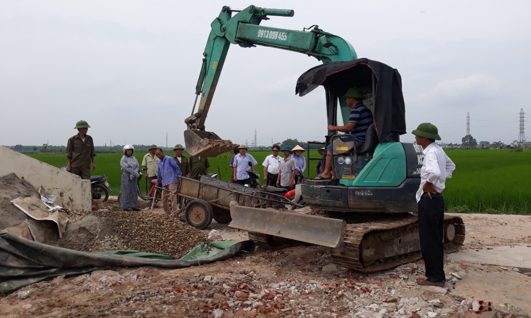 Lực lượng chức năng giải tỏa các trường hợp vi phạm Luật Đất đai - Ảnh: Sưu tầm