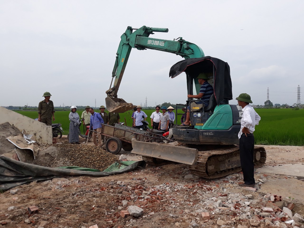 Lực lượng chức năng giải tỏa các trường hợp vi phạm Luật Đất đai - Ảnh: Sưu tầm