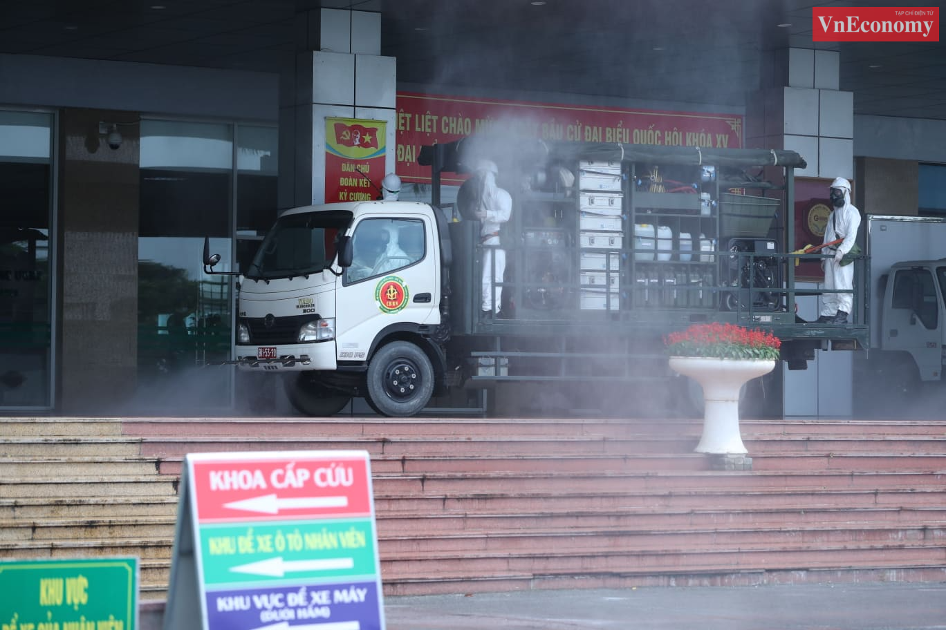 Phun khử trùng trước sảnh Khoa cấp cứu.