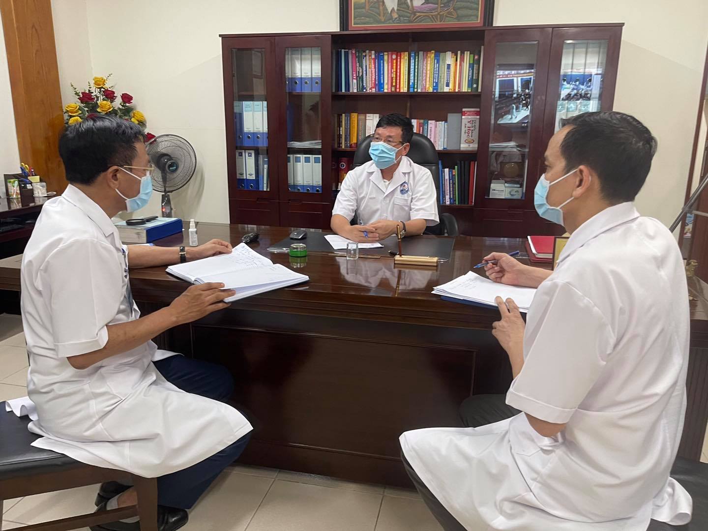 Chủ tịch UBND tỉnh Vĩnh Ph&uacute;c l&agrave;m việc với l&atilde;nh đạo Bệnh viện đa khoa Vĩnh Ph&uacute;c tối ng&agrave;y 6/5