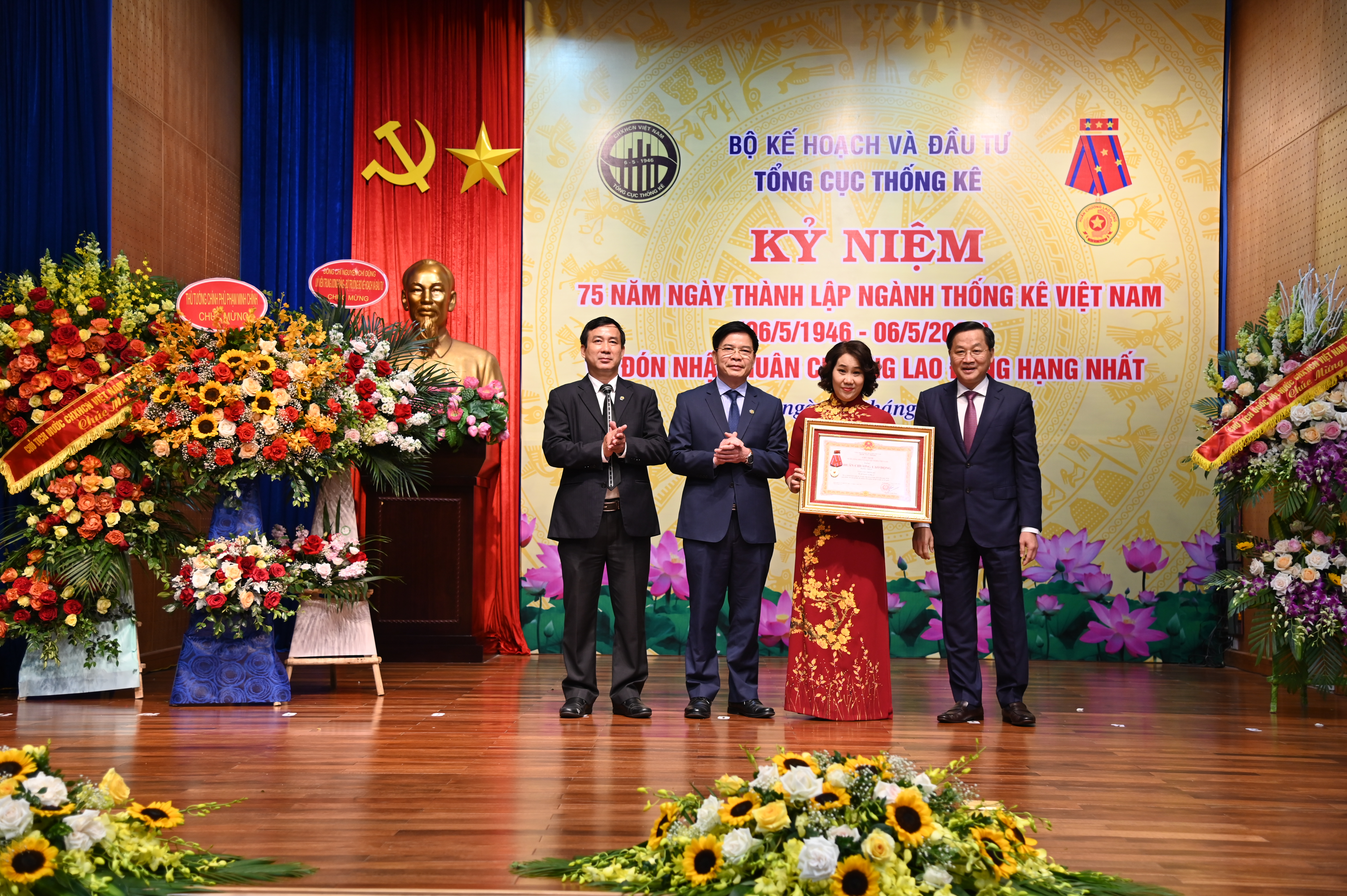 Ph&oacute; Thủ tướng L&ecirc; Minh Kh&aacute;i trao tặng Hu&acirc;n chương&nbsp; Lao động hạng Nhất cho L&atilde;nh đạo Tổng cục Thống k&ecirc;