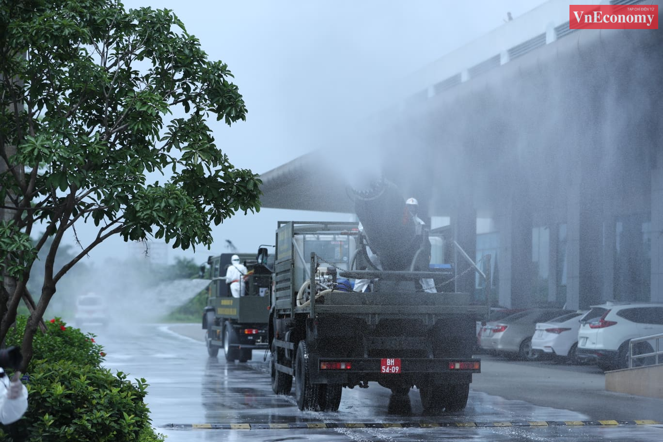 Tổng diện t&iacute;ch phun khử khuẩn l&agrave;&nbsp;150.000 m2, gồm khu&ocirc;n vi&ecirc;n bệnh viện, nh&agrave; tiếp đ&oacute;n, sảnh tiếp đ&oacute;n kh&aacute;c, khu bảo vệ, khu kh&aacute;m chữa bệnh, khoa cấp cứu v&agrave; nh&agrave; để xe của bệnh viện.&nbsp;