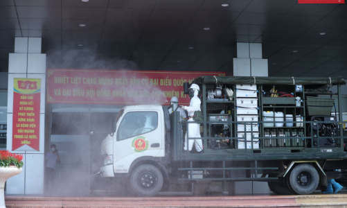 [Phóng sự ảnh] Binh chủng Hóa học phun khử khuẩn Bệnh viện Nhiệt đới trung ương cơ sở 2