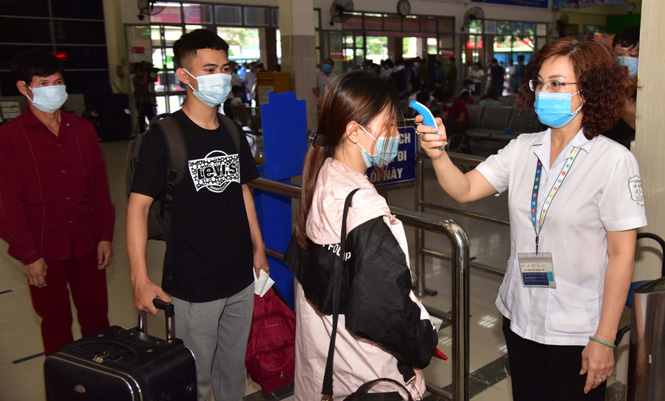 Nhân viên Bến xe Mỹ Đình thực hiện đo thân nhiệt cho hành khách. Ảnh: Sở GTVT Hà Nội.