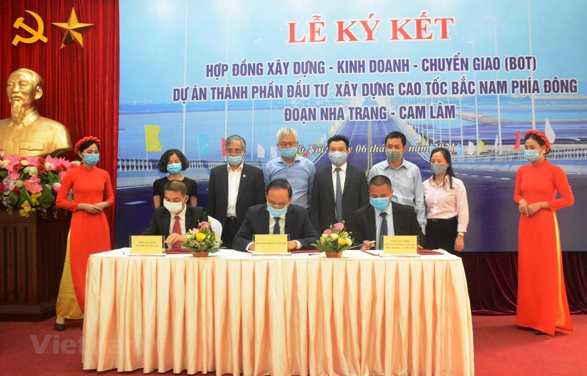 Thứ trưởng Bộ GTVT Lê Đình Thọ cùng đại diện nhà đầu tư, doanh nghiệp dự án thực hiện nghi thức ký kết hợp đồng dự án PPP cao tốc Nha Trang - Cam Lâm