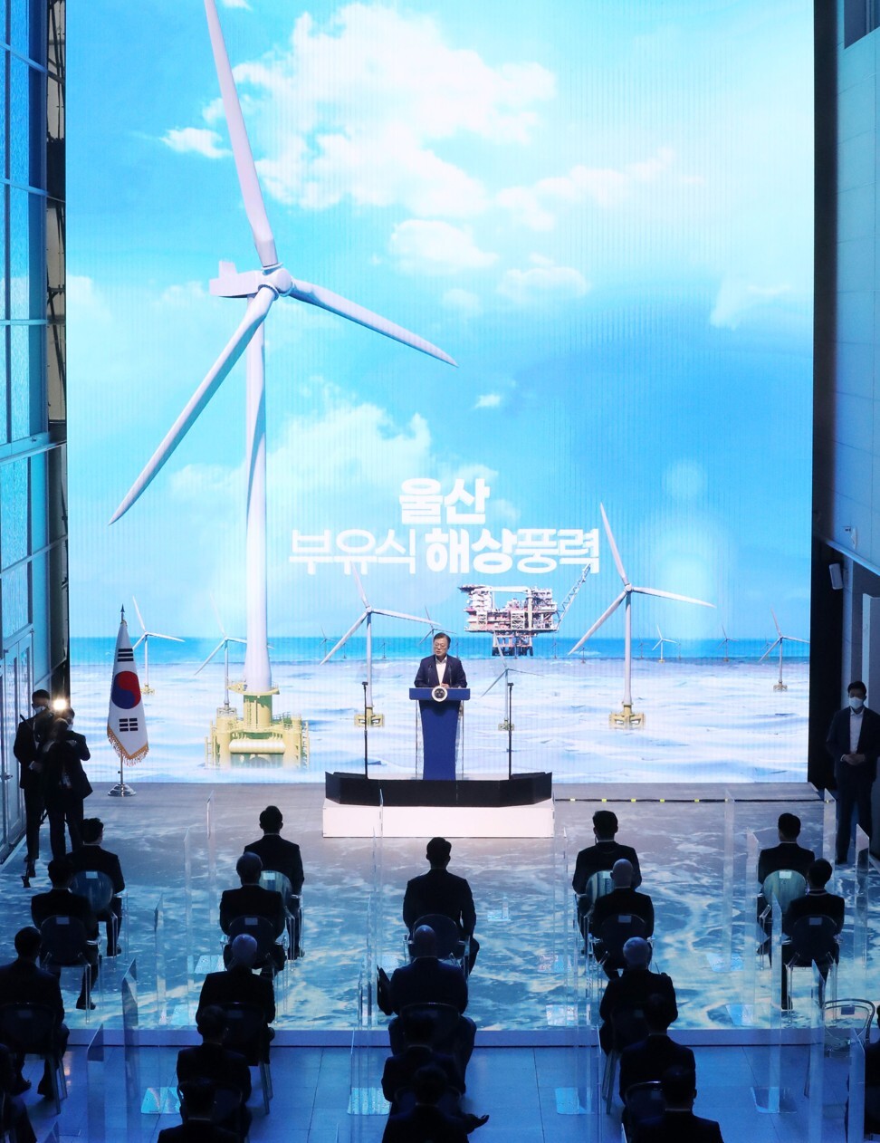 Tổng thống Hàn Quốc Moon Jae-in về chiến lược xây dựng trang trại gió nổi - Ảnh: EPA