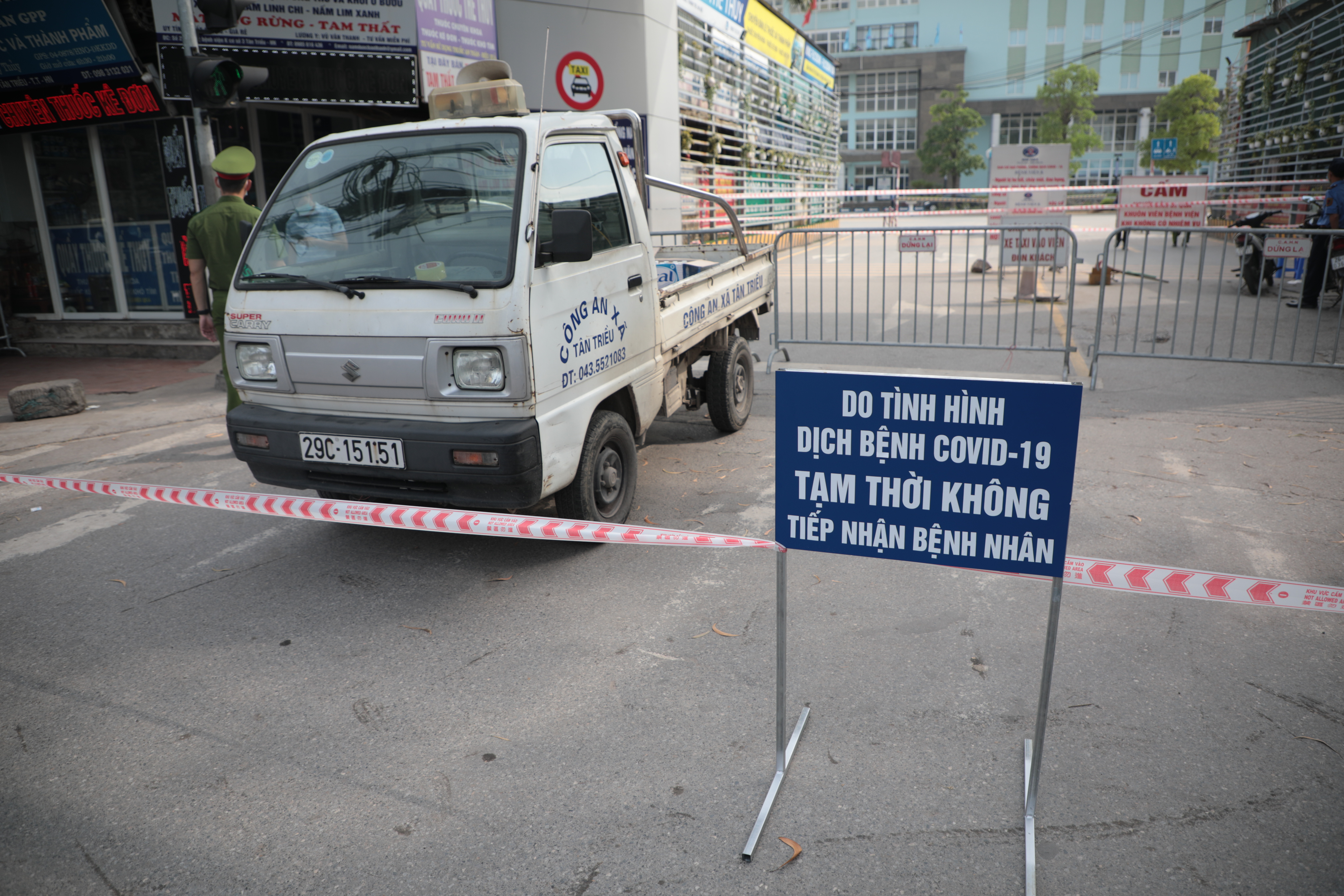 Bệnh viện K tạm thời&nbsp;phong tỏa&nbsp;c&aacute;c đối tượng gồm nh&acirc;n vi&ecirc;n y tế, người lao động, người bệnh v&agrave; người nh&agrave; người bệnh tại ba cơ sở để phục vụ cho c&ocirc;ng t&aacute;c chống dịch.&nbsp;Thời gian phong tỏa từ 5 giờ 30 ph&uacute;t s&aacute;ng 7/5.&nbsp;