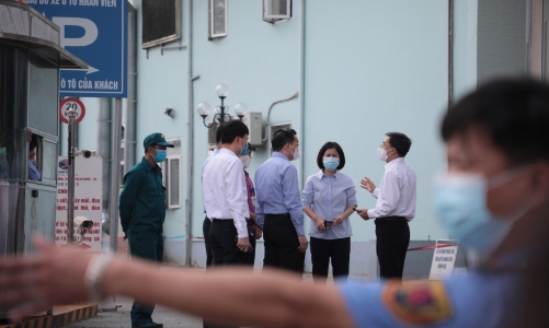 [Phóng sự ảnh] Chủ tịch Hà Nội trực tiếp kiểm tra Bệnh viện K Tân Triều sau lệnh đột ngột phong tỏa