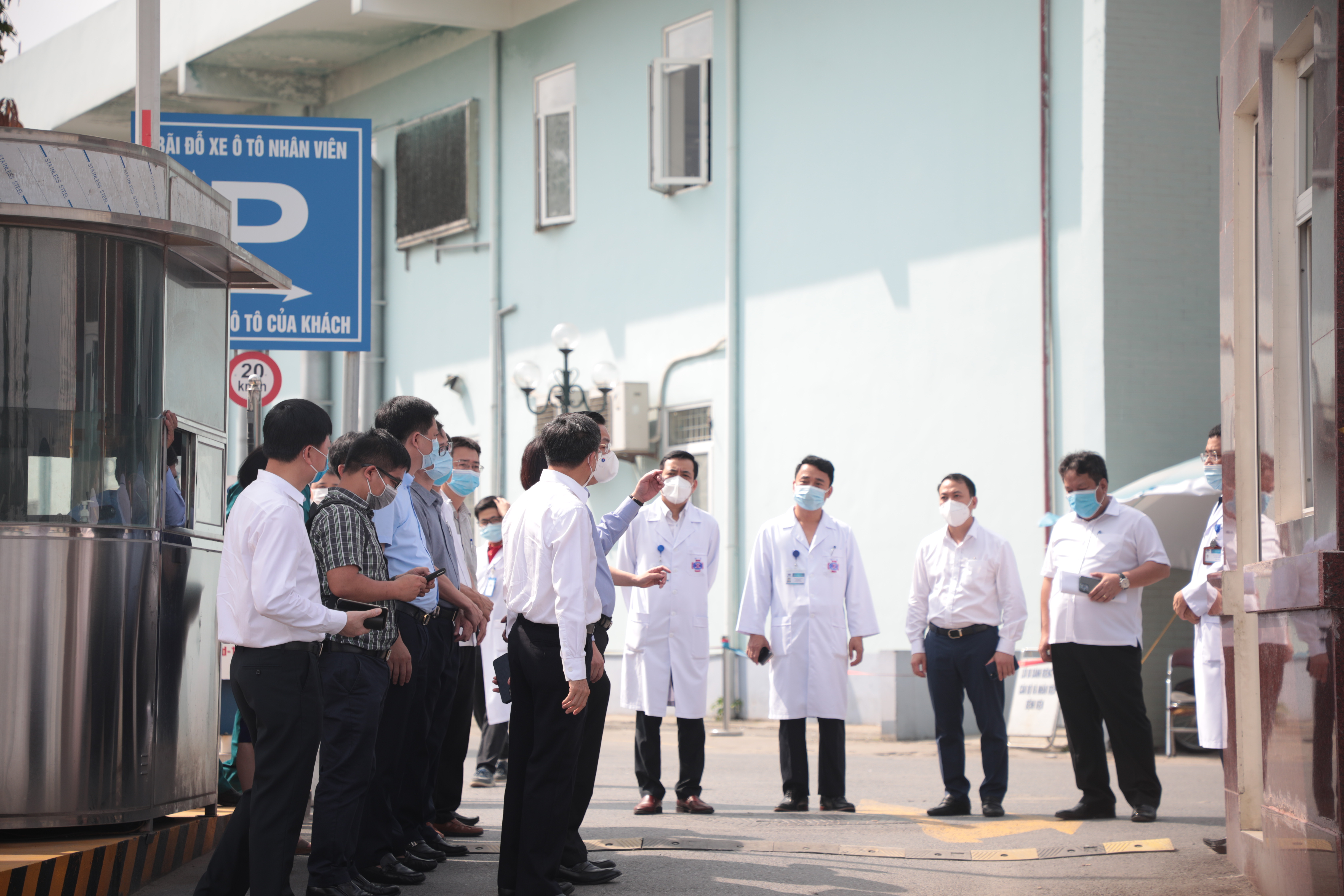Theo đánh giá của Hà Nội, Bệnh viện K cơ sở Tân Triều được nhận định phức tạp hơn Bệnh viện Bệnh nhiệt đới Trung ương cơ sở Đông Anh, vì ở đây có rất nhiều ca bệnh nặng.