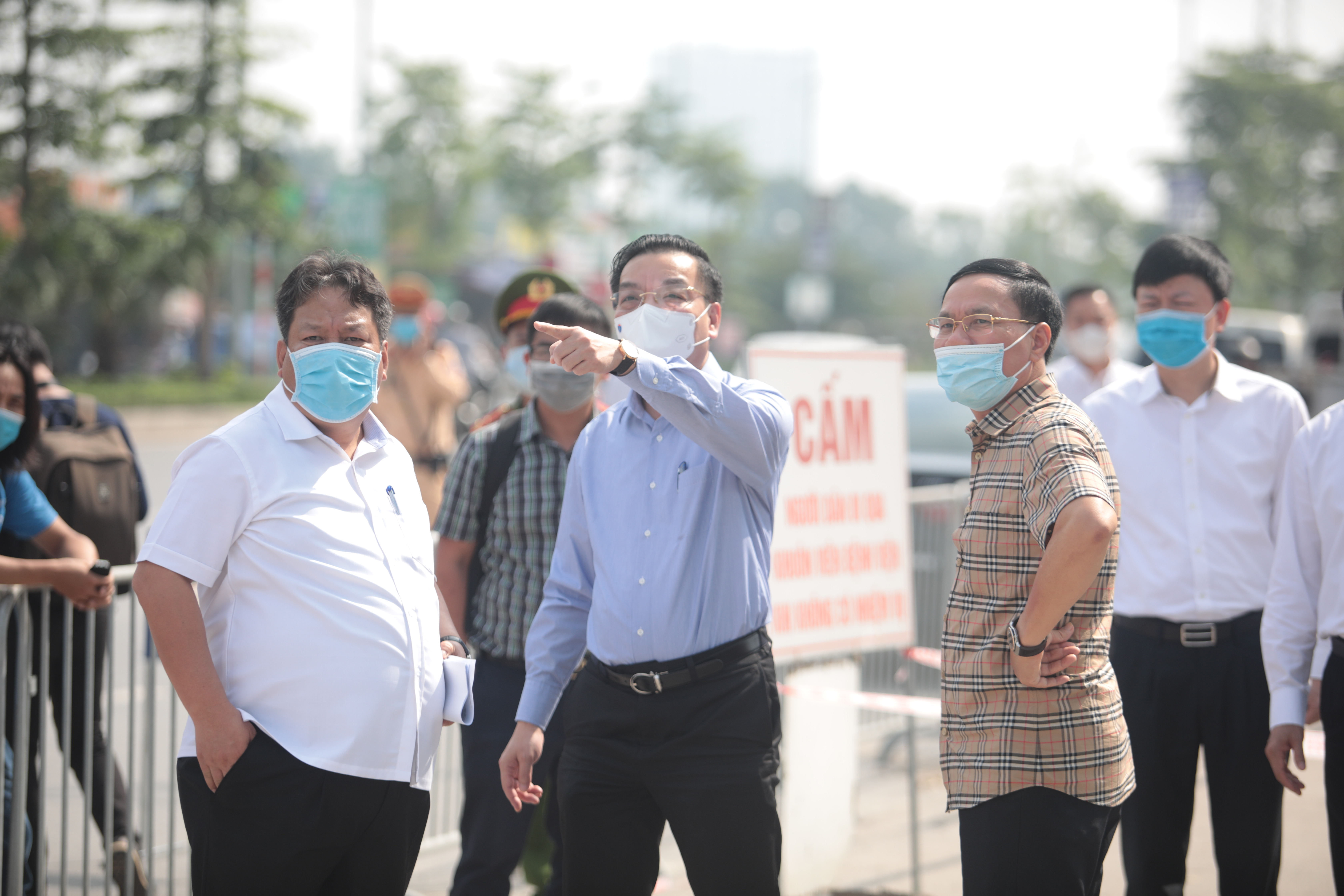 Chủ tịch UBND thành phố Hà Nội chỉ đạo thiết lập các chốt kiểm soát tại các lối ra vào bệnh viện.