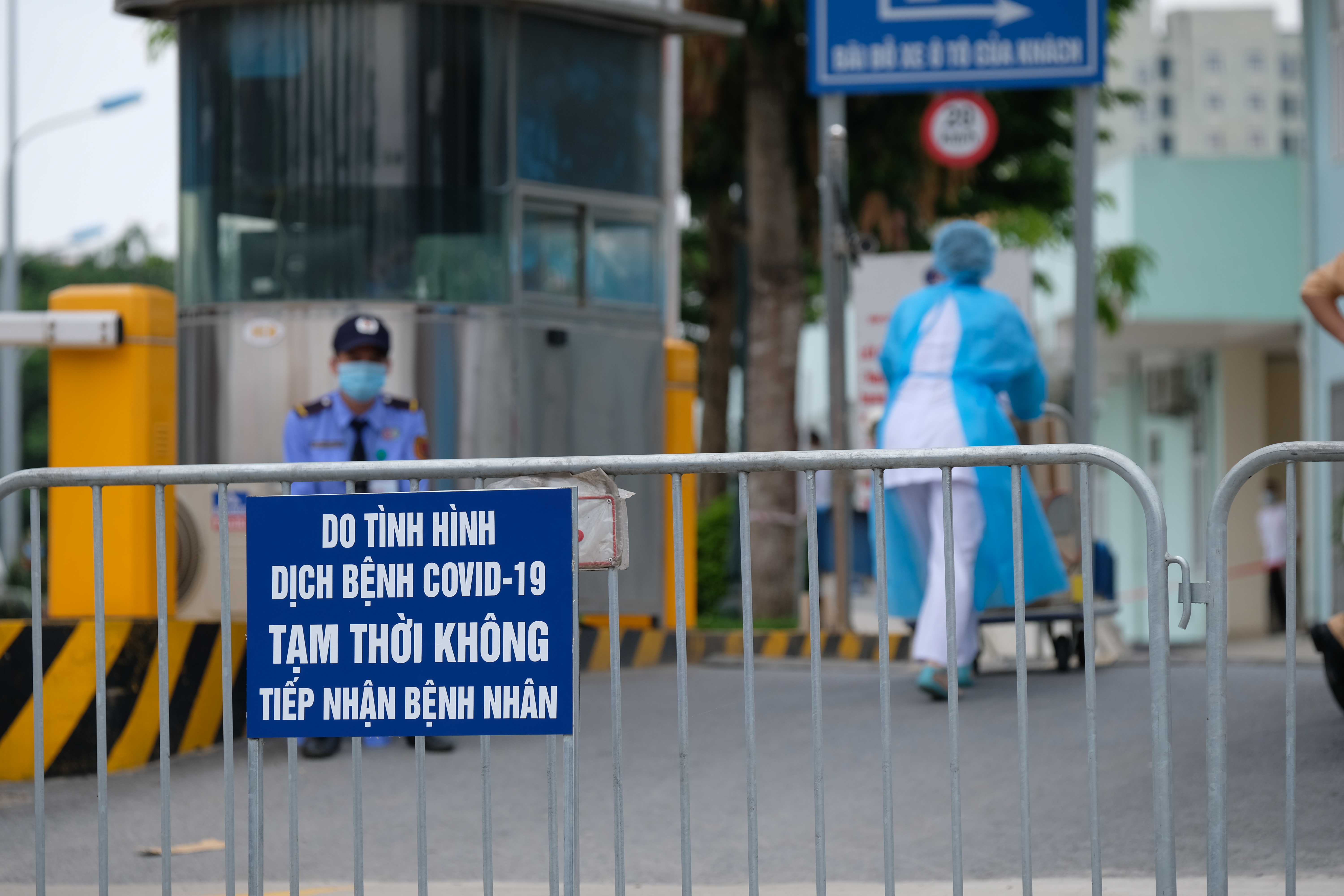 Bệnh viện K T&acirc;n Triều s&aacute;ng ng&agrave;y 7/5 sau khi lệnh phong tỏa được &aacute;p dụng