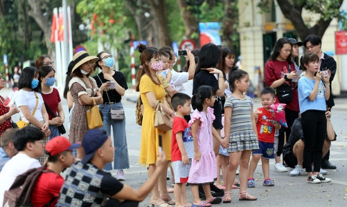 Tp.HCM dừng hoạt động thêm nhiều dịch vụ, cấm tập trung trên 30 người