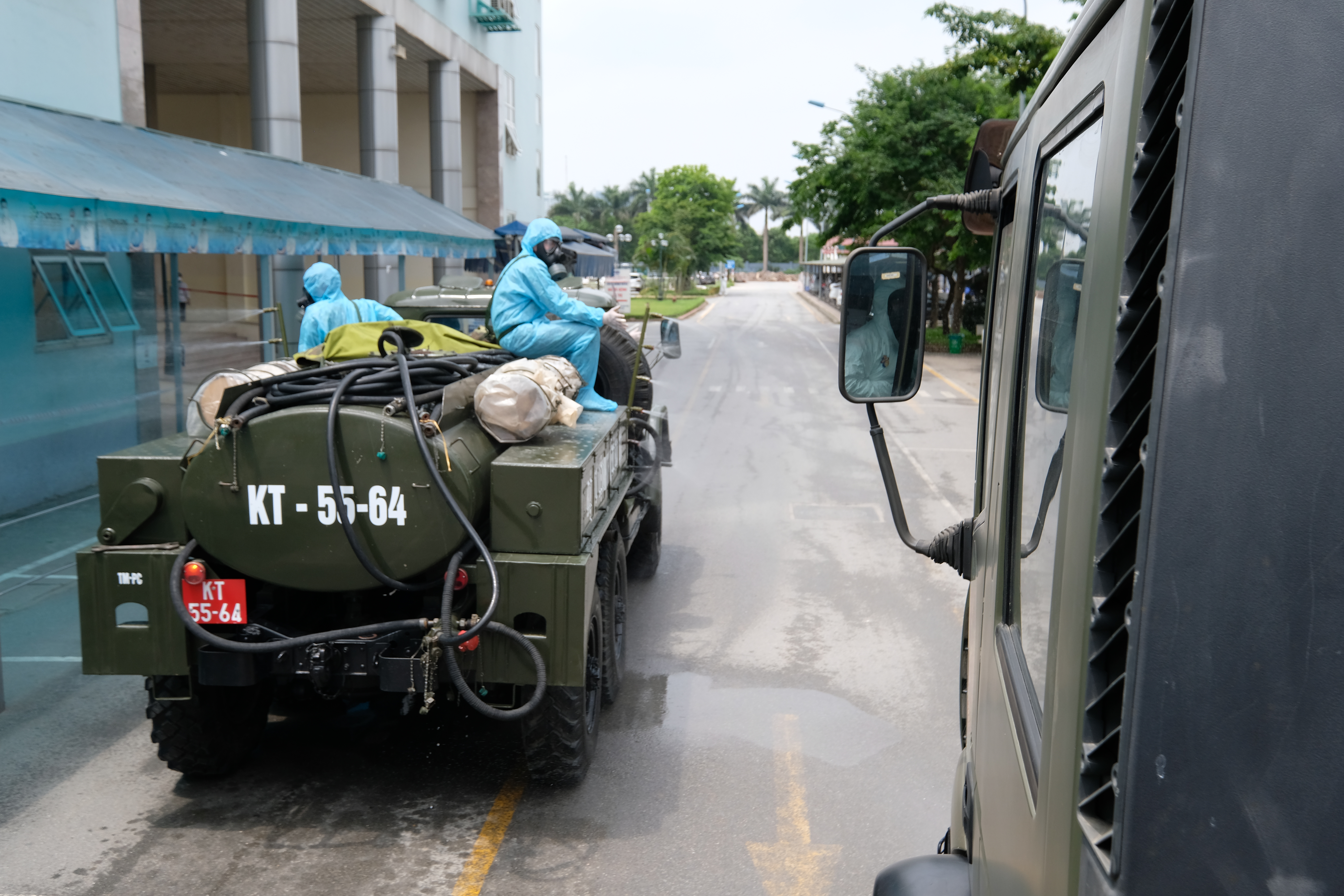 Bộ đội h&oacute;a học sẽ phun khử khuẩn to&agrave;n bộ khu&ocirc;n vi&ecirc;n bệnh viện, nh&agrave; tiếp đ&oacute;n, sảnh tiếp đ&oacute;n kh&aacute;c, khu bảo vệ của bệnh viện, khu kh&aacute;m chữa bệnh, khoa cấp cứu v&agrave; nh&agrave; để xe của bệnh viện.