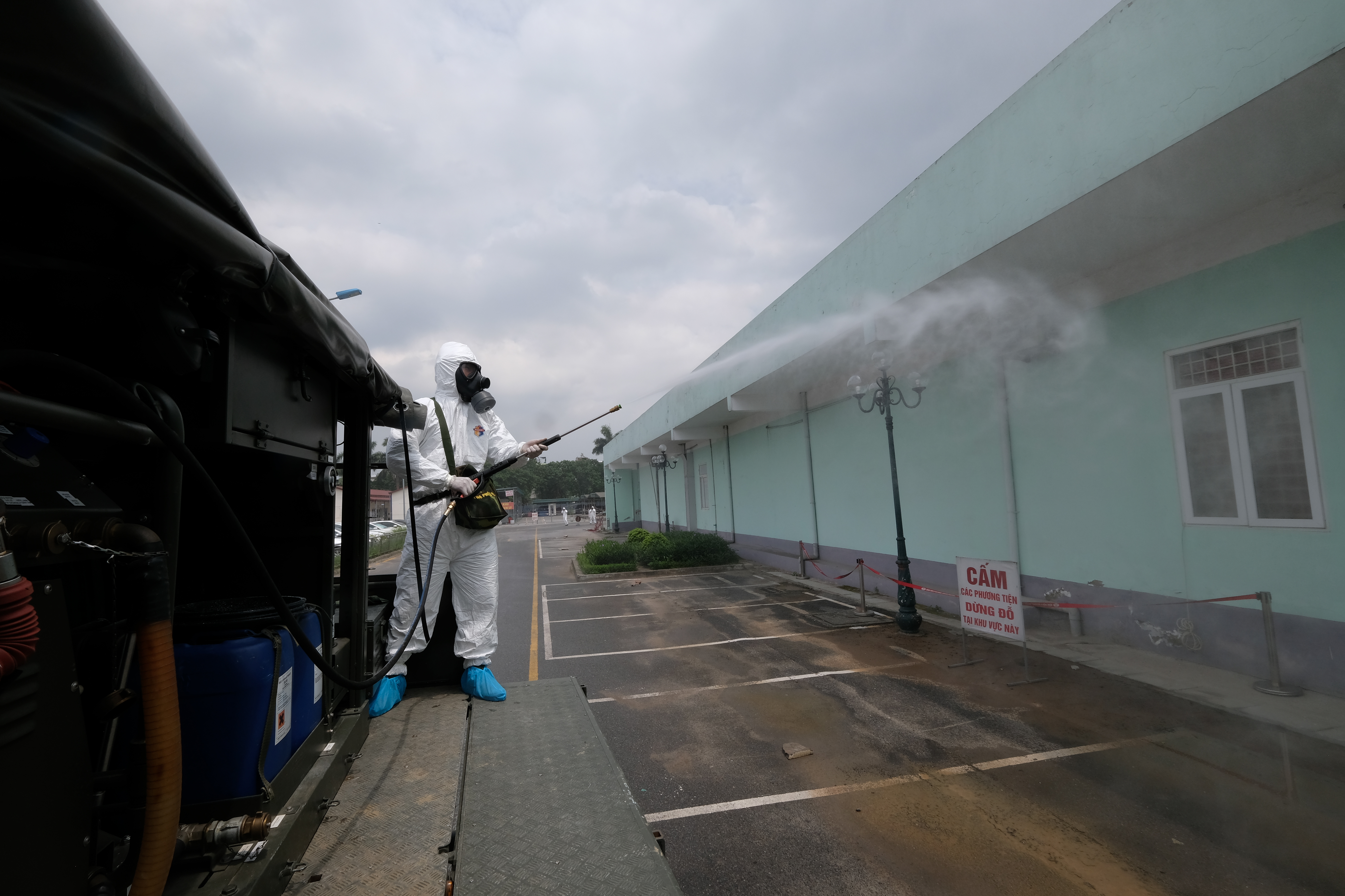 Khu&ocirc;n vi&ecirc;n bệnh viện v&agrave; những v&ugrave;ng phụ cận được phun khử khuẩn kỹ c&agrave;ng.