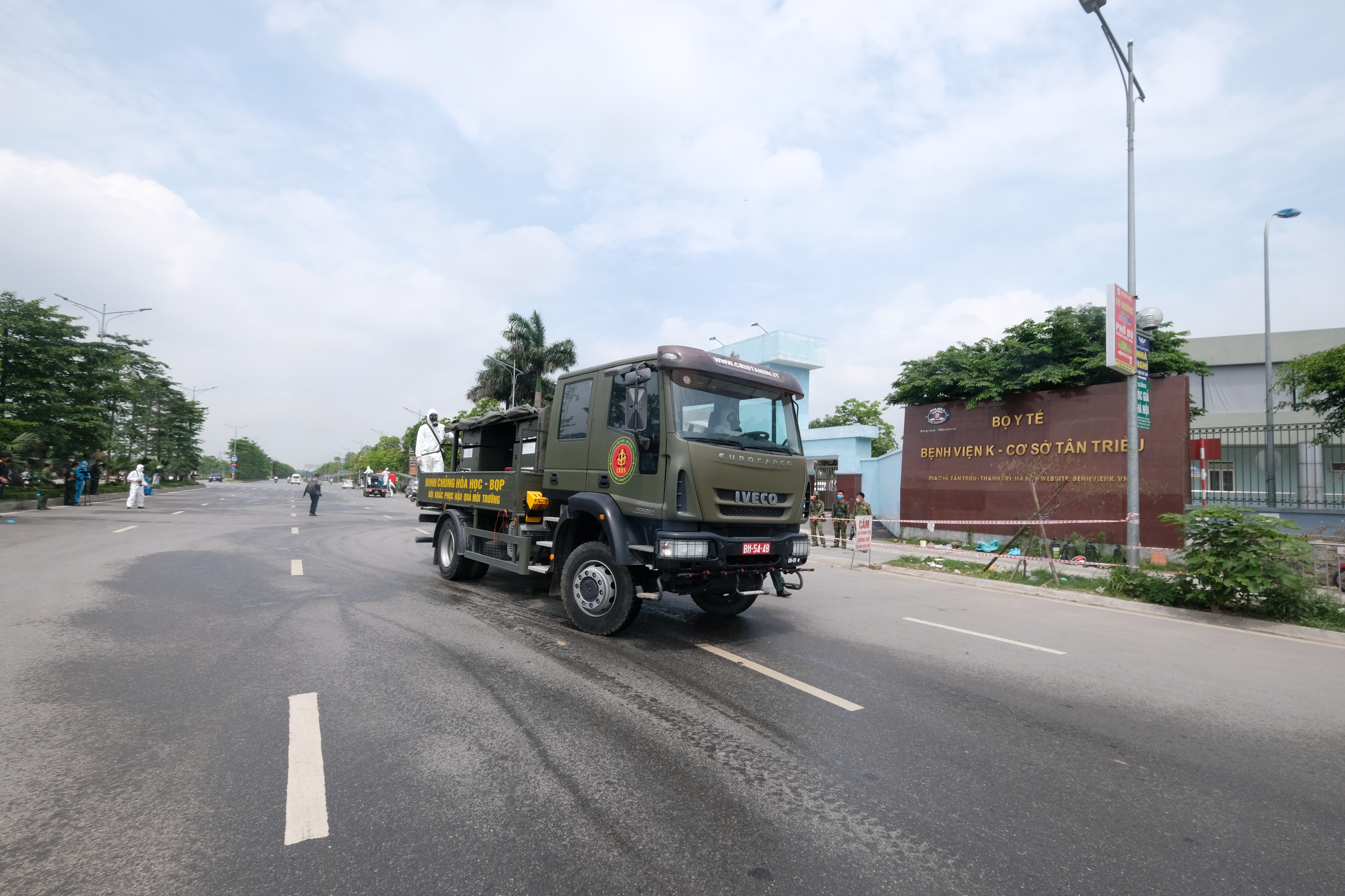Đến 13h30 phút chiều 7/5, việc phun khử khuẩn Bệnh viện đã được tiến hành xong.