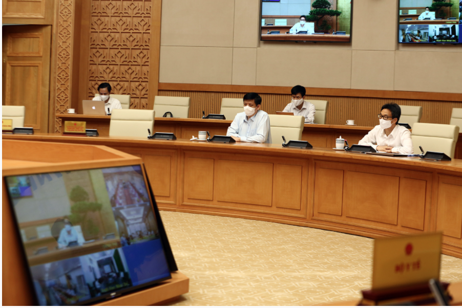 Ph&oacute; Thủ tướng Vũ Đức Đam, Bộ trưởng Bộ Y tế Nguyễn Thanh Long nghe b&aacute;o c&aacute;o t&igrave;nh h&igrave;nh ph&ograve;ng, chống dịch bệnh tại Bệnh viện K, Bệnh viện Bệnh Nhiệt đới Trung ương. Ảnh: VGP/Đ&igrave;nh Nam