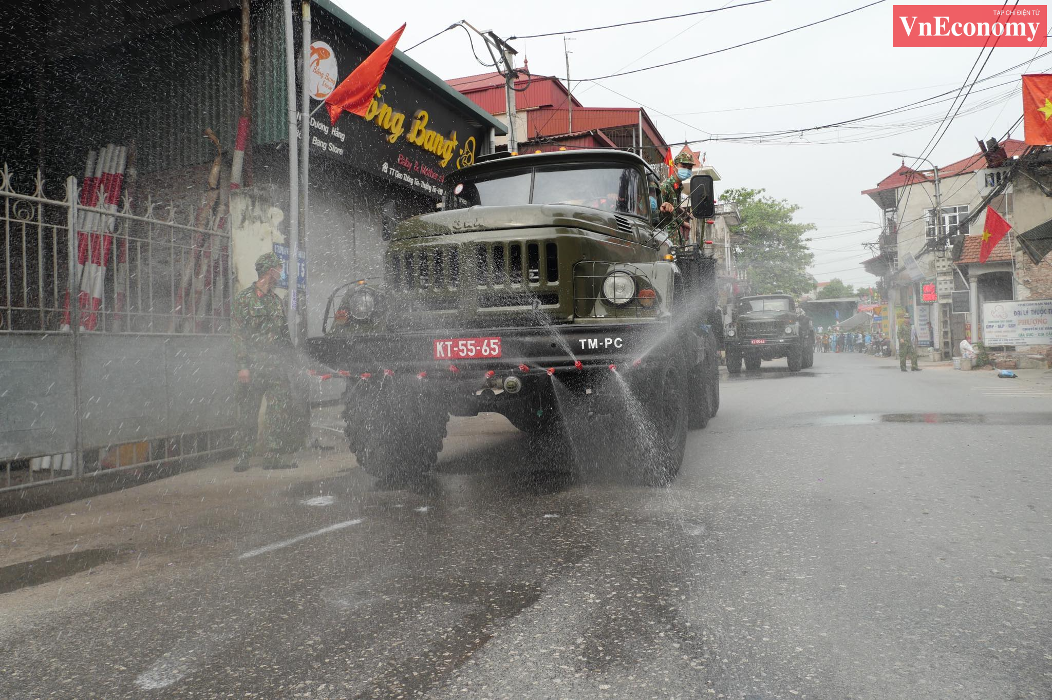 Ngay sau khi c&oacute; th&ocirc;ng tin về c&aacute;c ca bệnh, l&atilde;nh đạo CDC H&agrave; Nội đ&atilde; l&agrave;m việc với x&atilde; T&ocirc; Hiệu, Thường T&iacute;n về c&ocirc;ng t&aacute;c ph&ograve;ng, chống dịch cũng như đề nghị phun khử khuẩn khu vực c&aacute;c trường hợp li&ecirc;n quan đến ca bệnh.