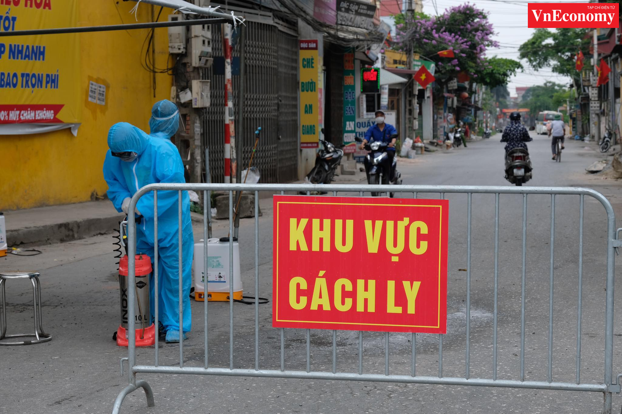 Những con đường trong c&aacute;c th&ocirc;n vắng lặng sau quyết định c&aacute;ch ly ph&ograve;ng dịch. Trong những ng&agrave;y tới, l&atilde;nh đạo địa phương sẽ tiếp tục kiểm so&aacute;t chặt chẽ việc thực hiện c&aacute;ch ly tại đ&acirc;y.