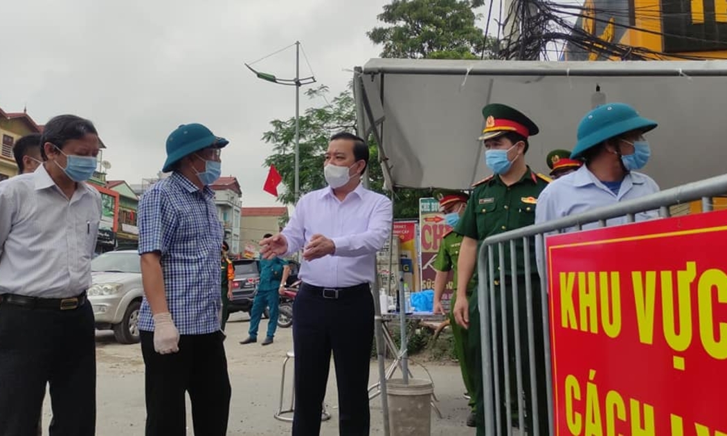 Ông Chử Xuân Dũng, Phó Chủ tịch Ủy ban nhân dân thành phố Hà Nội kiểm tra công tác phòng, chống dịch tại huyện thường Tín.
