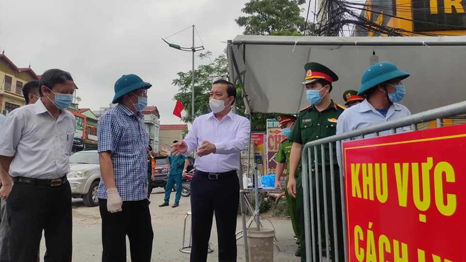 Ông Chử Xuân Dũng, Phó Chủ tịch Ủy ban nhân dân thành phố Hà Nội kiểm tra công tác phòng, chống dịch tại huyện thường Tín.