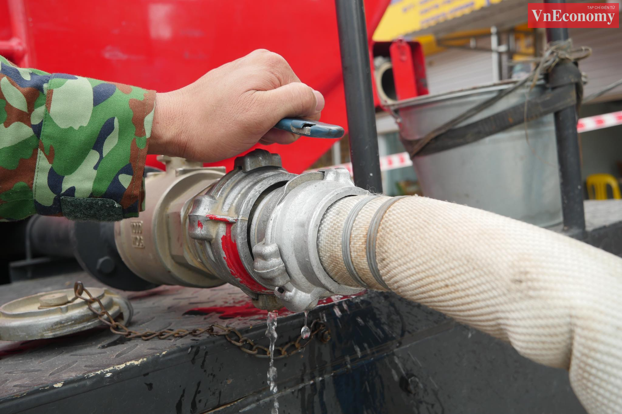 7 giờ 30 ph&uacute;t s&aacute;ng ng&agrave;y 8/5, lực lượng ph&ograve;ng ho&aacute; thuộc Bộ tư lệnh Thủ đ&ocirc; tiến h&agrave;nh phun khử khuẩn to&agrave;n x&atilde; T&ocirc; Hiệu ,sau khi địa phương n&agrave;y ghi nhận 10 trường hợp dương t&iacute;nh với virus SARS-CoV-2.