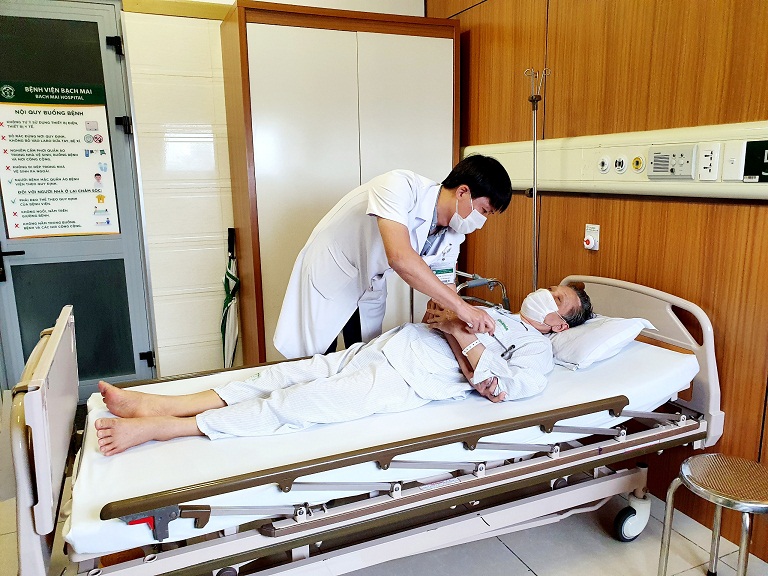 Bác sĩ Nguyễn Văn Trung - Phó trưởng khoa Chấn thương chỉnh hình và cột sống thăm khám cho bệnh nhân.