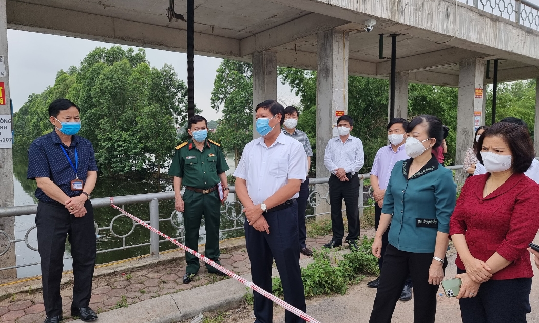 Đoàn công tác của Bộ Y tế kiểm tra điểm chốt phòng dịch ở phường Vân Dương (thành phố Bắc Ninh)