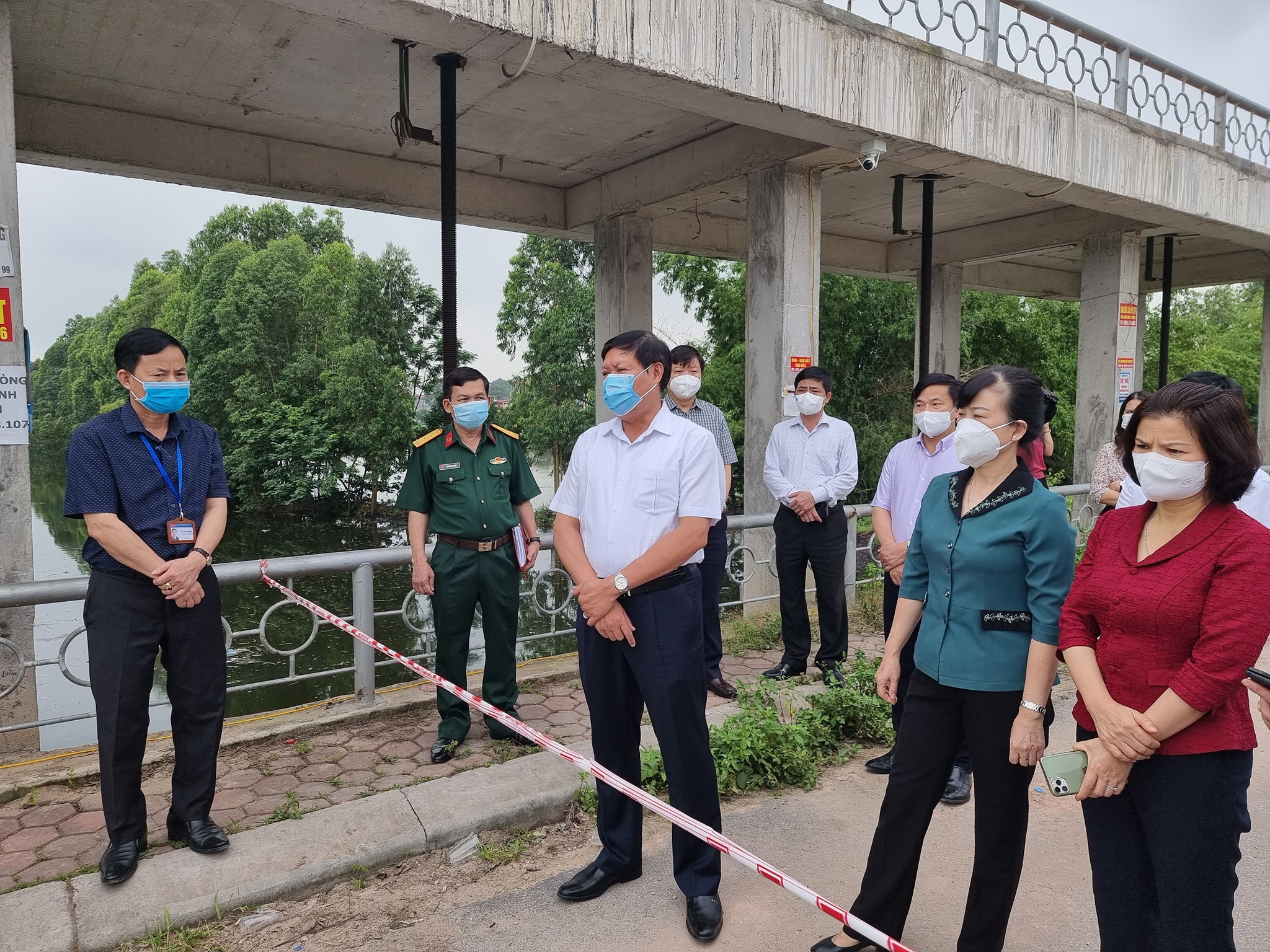 Đoàn công tác của Bộ Y tế kiểm tra điểm chốt phòng dịch ở phường Vân Dương (thành phố Bắc Ninh)