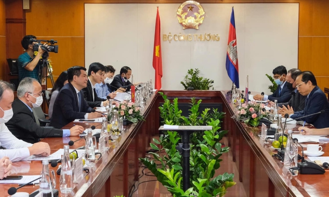 Buổi làm việc giữa Bộ trưởng Bộ Công Thương Nguyễn Hồng Diên và ông Chay Navuth, Đại sứ Đặc mệnh Toàn quyền Vương quốc Campuchia tại Việt Nam