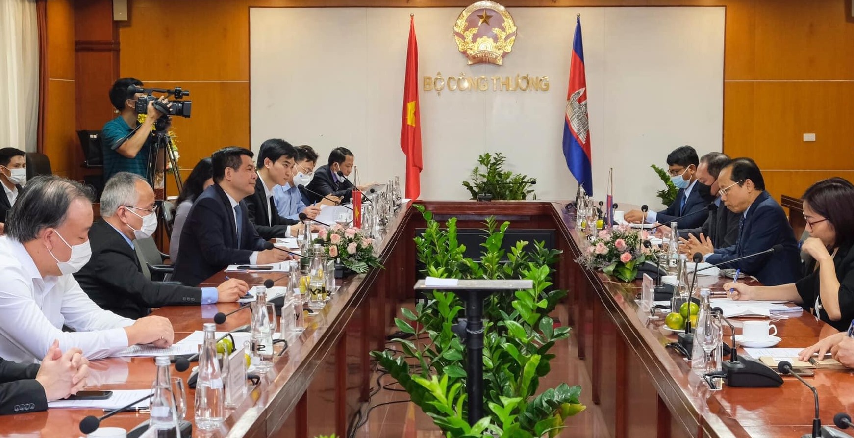 Buổi làm việc giữa Bộ trưởng Bộ Công Thương Nguyễn Hồng Diên và ông Chay Navuth, Đại sứ Đặc mệnh Toàn quyền Vương quốc Campuchia tại Việt Nam