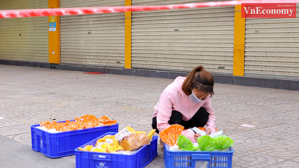 Một số trường hợp người d&acirc;n gửi đồ tiếp tế cho người th&acirc;n trong c&aacute;c th&ocirc;n bị phong tỏa&nbsp;