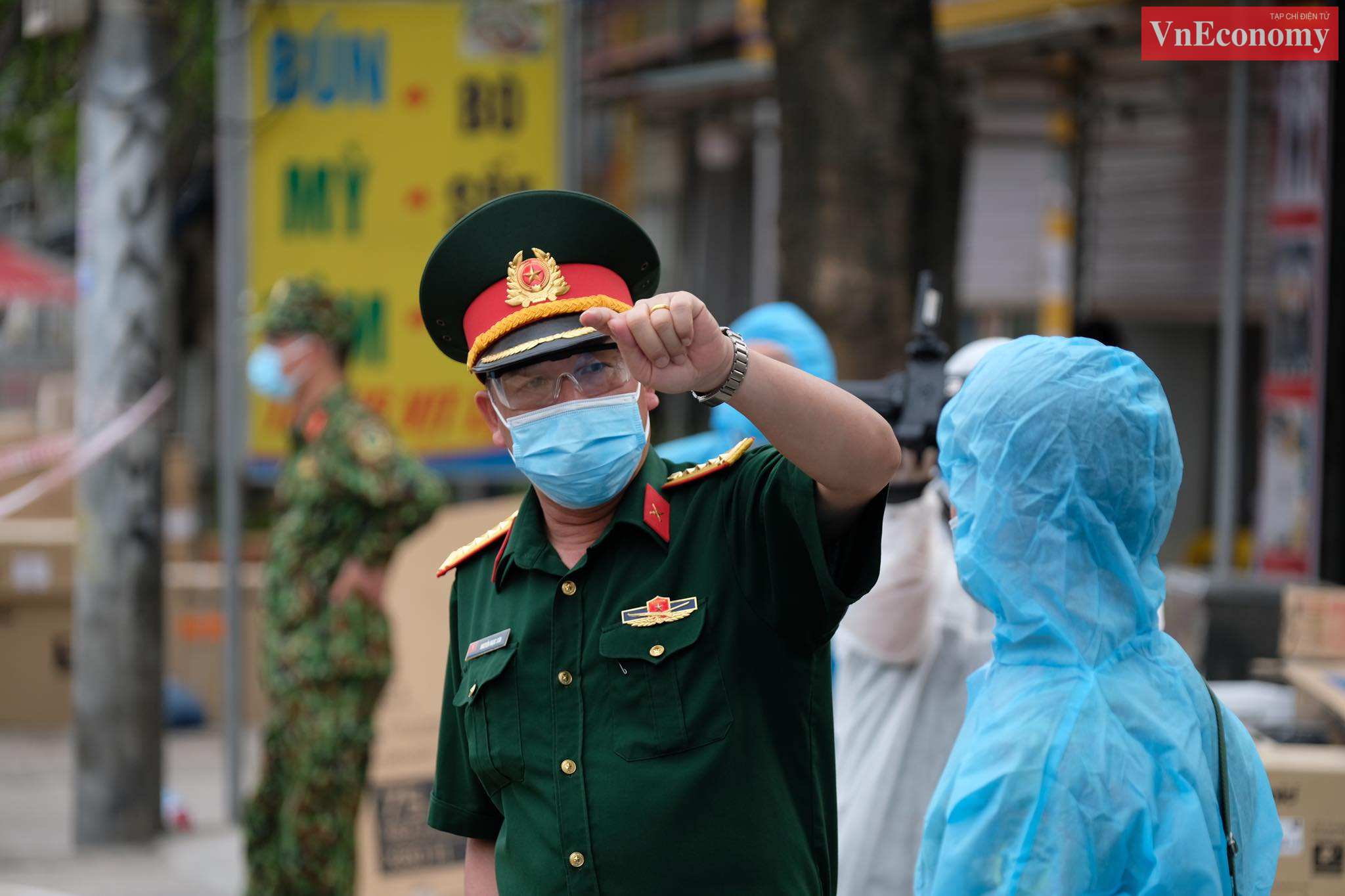 Lực lượng ph&ograve;ng ho&aacute; thuộc Bộ tư lệnh Thủ đ&ocirc; c&ugrave;ng với đại diện CDC H&agrave; Nội hỗ trợ&nbsp;chuy&ecirc;n m&ocirc;n về tiến h&agrave;nh x&aacute;c minh, c&aacute;ch ly v&agrave; phun khử khuẩn tại x&atilde; T&ocirc; Hiệu, huyện Thường T&iacute;n.