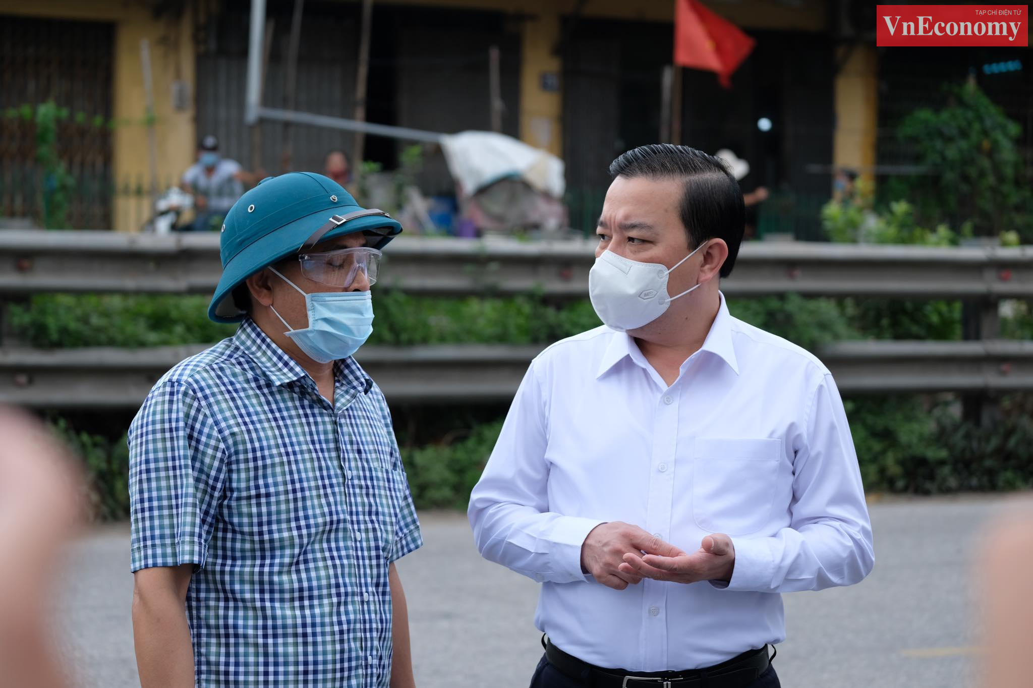 Ông Chử Xuân Dũng chỉ đạo xã Tô Hiệu, huyện Thường Tín cấp phát trang thiết bị, đồ dùng để hỗ trợ người dân bảo đảm các điều kiện cần thiết cho công tác phòng, chống dịch.
