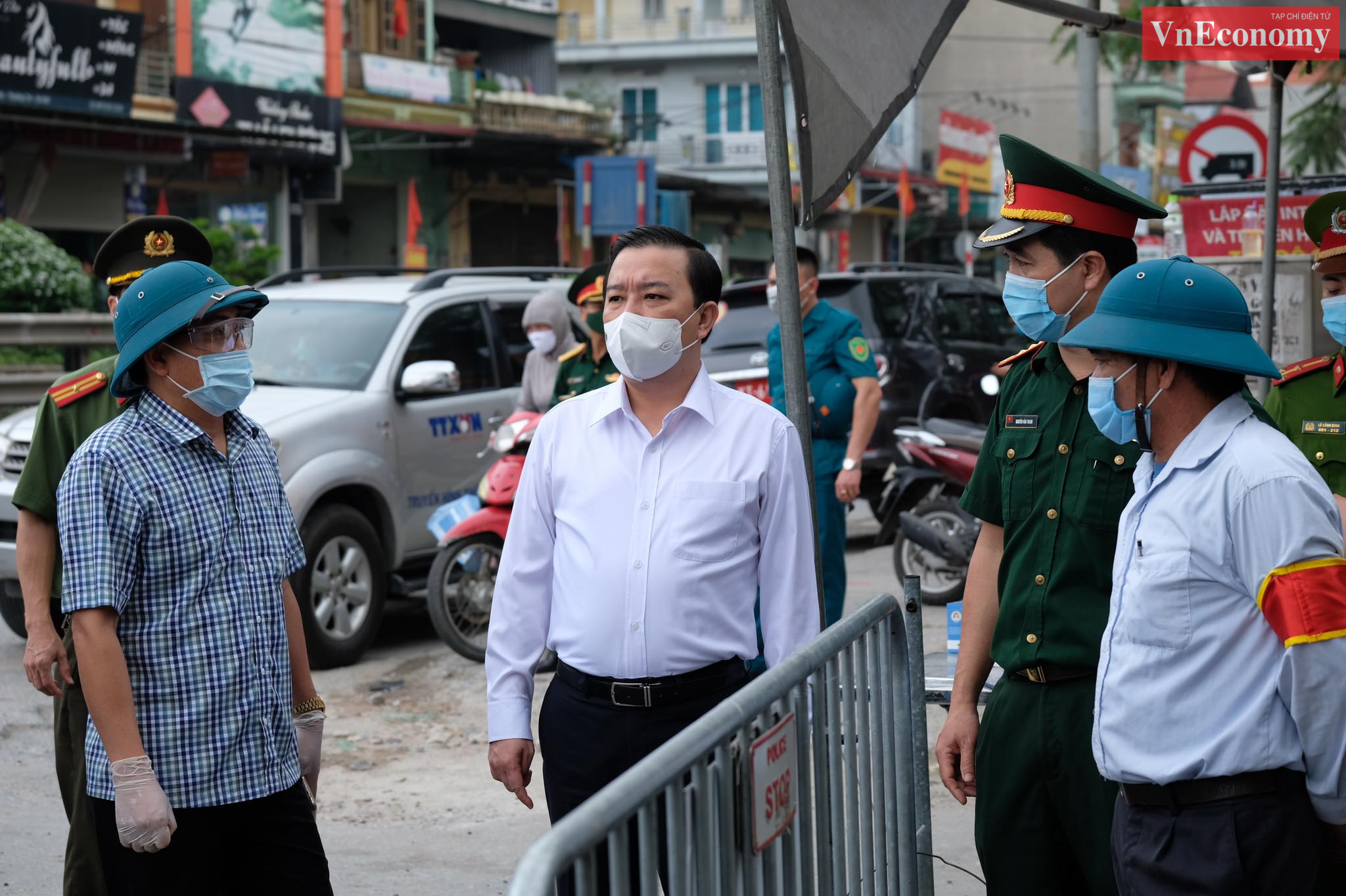 Ngay từ s&aacute;ng sớm,&nbsp;Ph&oacute; Chủ tịch UBND Tp.H&agrave; Nội Chử Xu&acirc;n Dũng đ&atilde; trực tiếp tới kiểm tra, chỉ đạo c&ocirc;ng t&aacute;c ph&ograve;ng chống dịch tại x&atilde; T&ocirc; Hiệu.