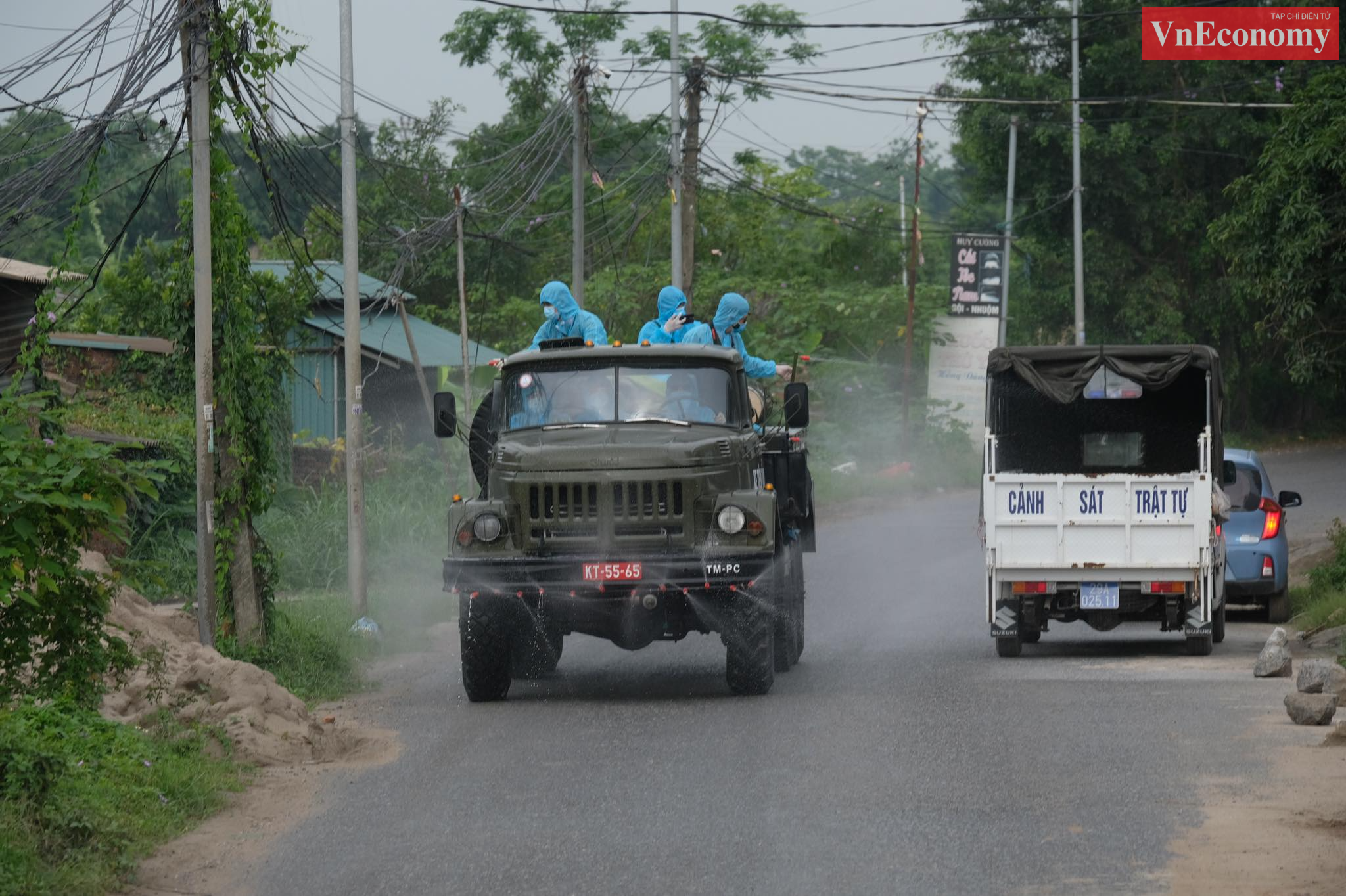 Bộ Tư lệnh Thủ đ&ocirc; H&agrave; Nội đ&atilde; phun hơn 15.000 ngh&igrave;n l&iacute;t dung dịch ti&ecirc;u độc, khử tr&ugrave;ng c&aacute;c trục đường dẫn v&agrave;o x&atilde; T&ocirc; Hiệu v&agrave; đoạn quốc lộ 1A chạy qua địa b&agrave;n.