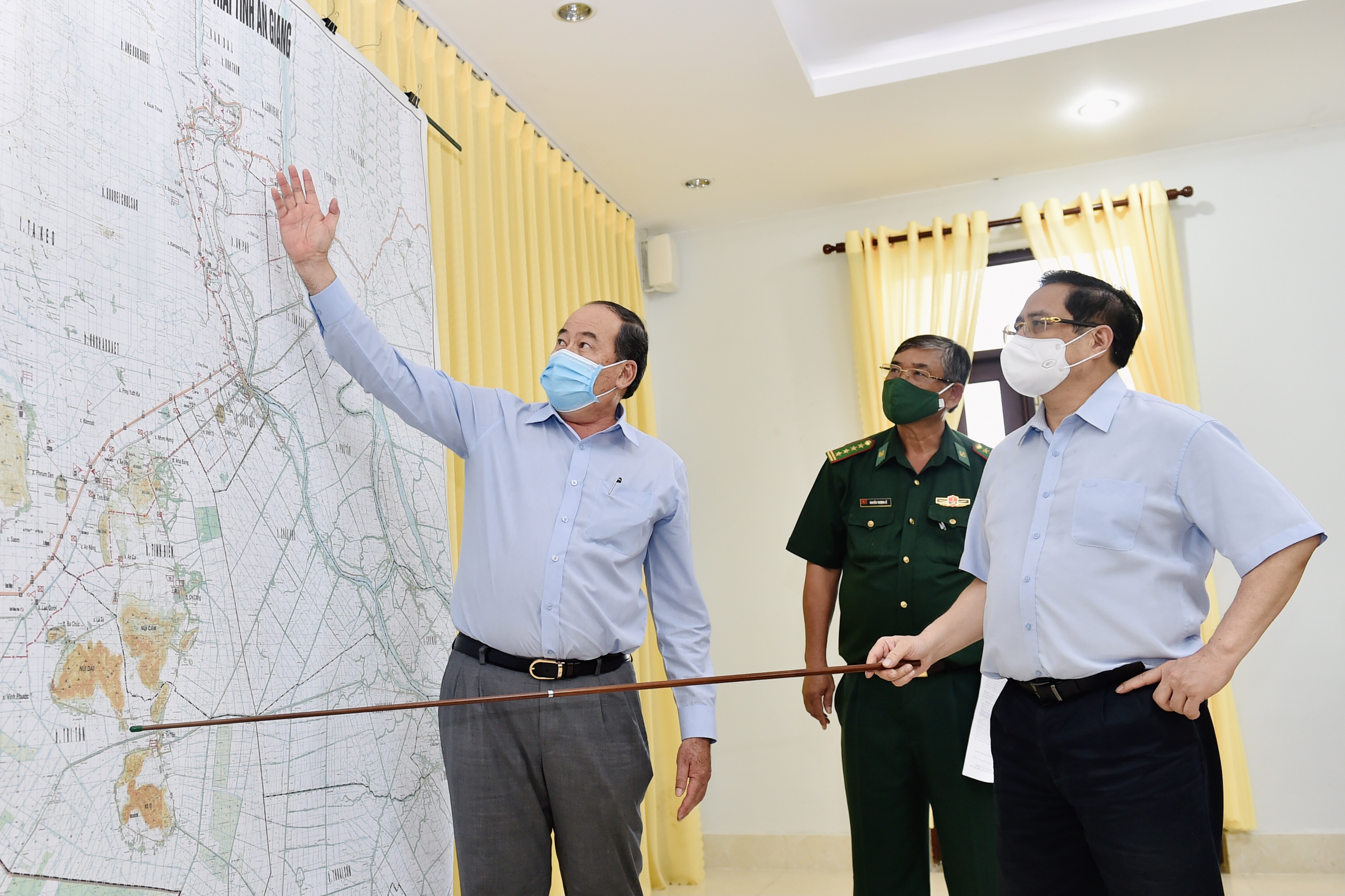 Thủ tướng Phạm Minh Chính nghe báo cáo về tình hình phân bổ các chốt kiểm soát của Bộ đội Biên phòng tỉnh An Giang - Ảnh: VGP