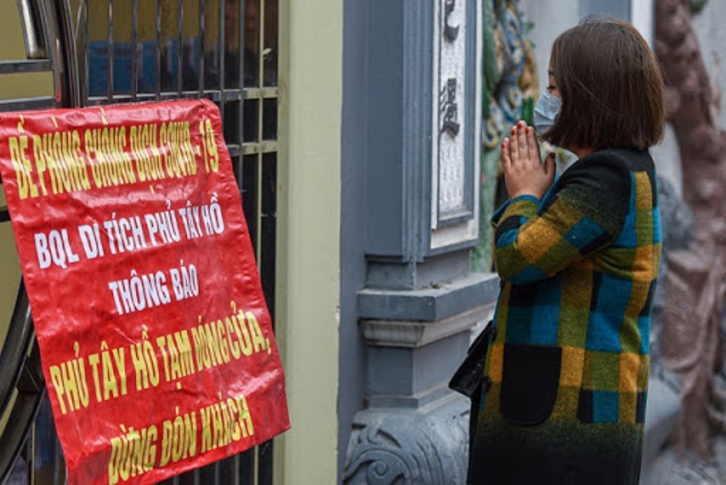 Các đền chùa ở Hà Nội đều treo biển thông báo ngừng đón khách.