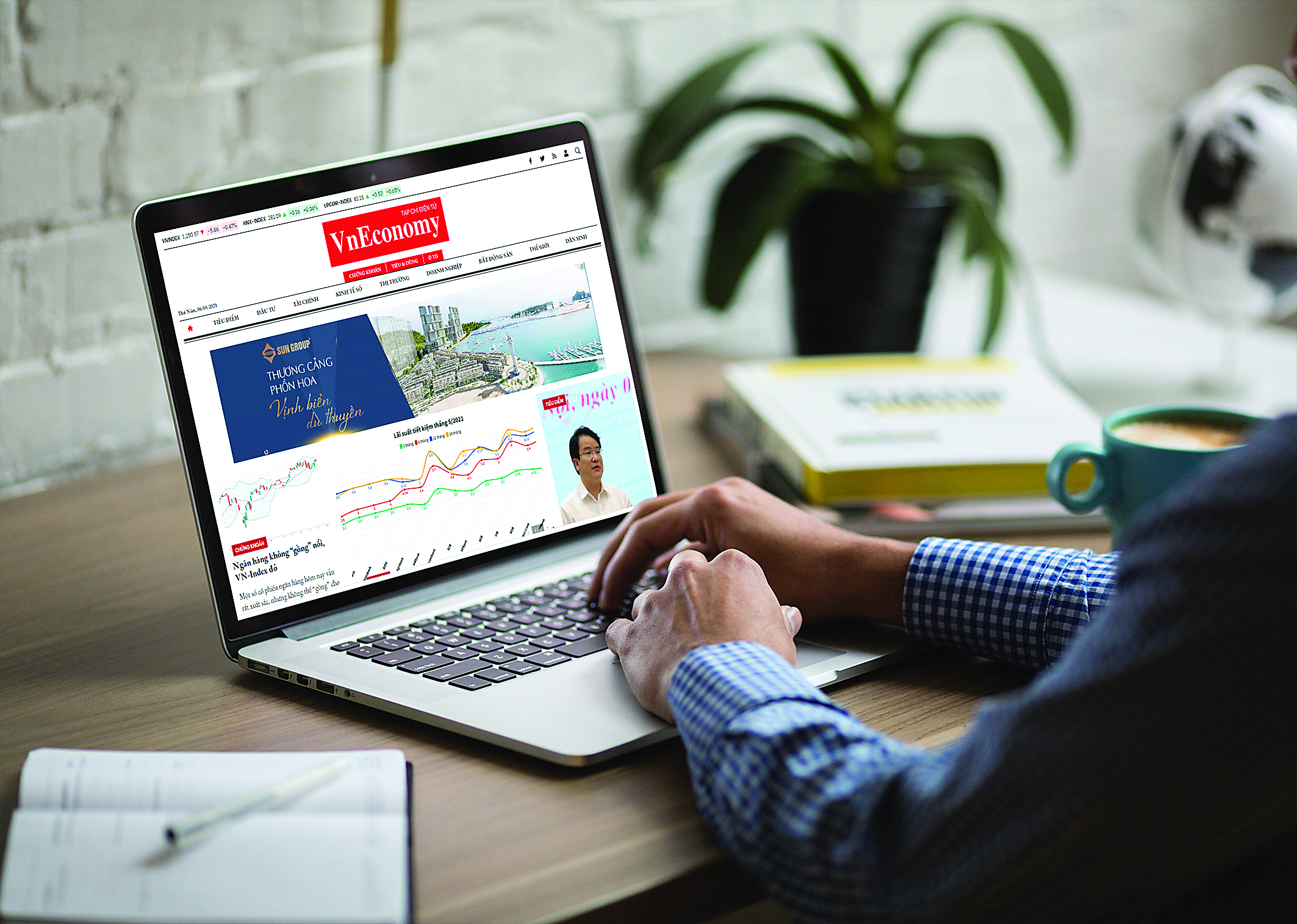 Quảng cáo trực tuyến đã trở nên quen thuộc với hầu hết người dùng Internet qua các nền tảng mạng xã hội. Ảnh: Việt Tuấn.