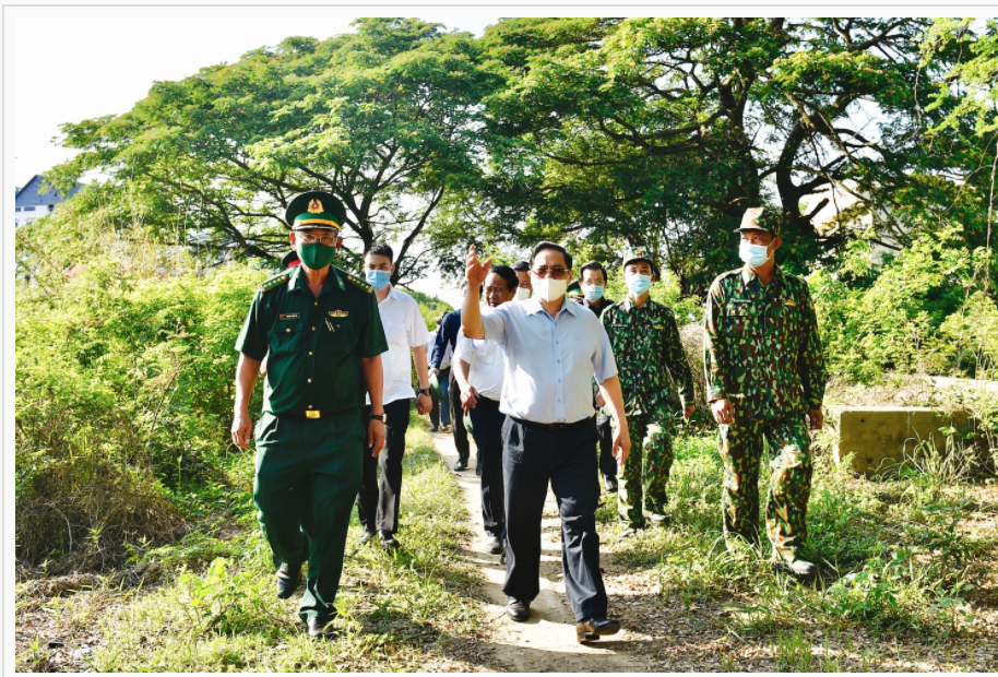 Thủ tướng Phạm Minh Ch&iacute;nh kiểm tra c&ocirc;ng t&aacute;c ph&ograve;ng, chống dịch COVID-19 tr&ecirc;n tuyến bi&ecirc;n giới T&acirc;y Nam, khu vực Đồn Bi&ecirc;n ph&ograve;ng Vĩnh Ngươn, Bộ đội Bi&ecirc;n ph&ograve;ng tỉnh An Giang.&nbsp; Ảnh VGP/Nhật Bắc
