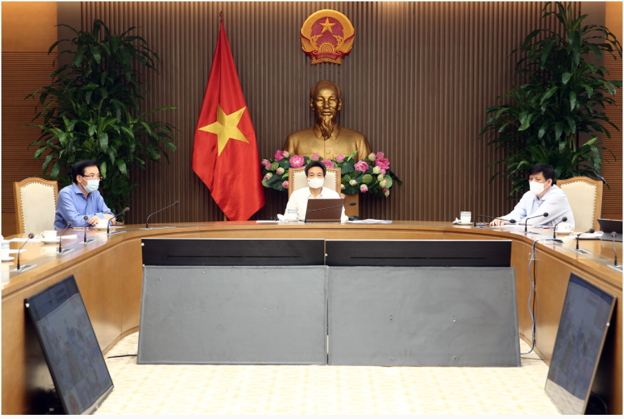 Phó Thủ tướng Vũ Đức Đam, Trưởng Ban Chỉ đạo quốc gia, Bộ trưởng, Chủ nhiệm VPCP Trần Văn Sơn, Bộ trưởng Y tế Nguyễn Thanh Long dự họp tại điểm cầu Hà Nội. Ảnh: VGP/Đình Nam