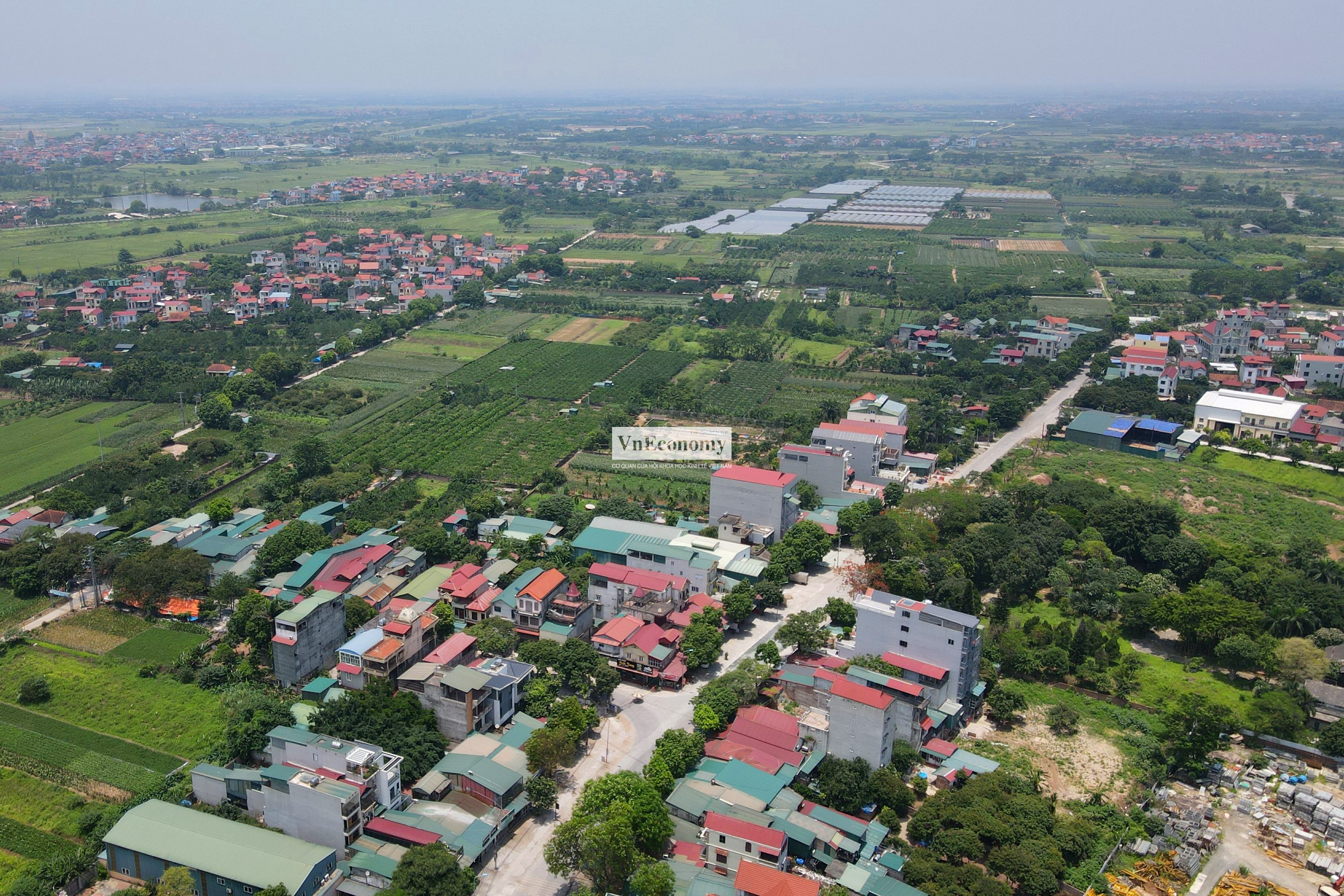 Hình ảnh chụp từ trên cao cho thấy xã Hiệp Thuận, huyện Phúc Thọ, Hà Nội hầu như không một bóng người qua lại.