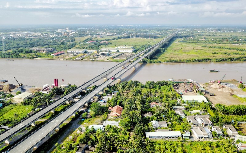 Các tuyến giao thông trọng điểm kết nối giữa Tp.HCM – Long An ngày càng hoàn thiện.