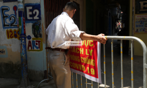 [Phóng sự ảnh] Hà Nội lập chốt cách ly tại nơi ở của ca 1 tuổi dương tính với Covid-19